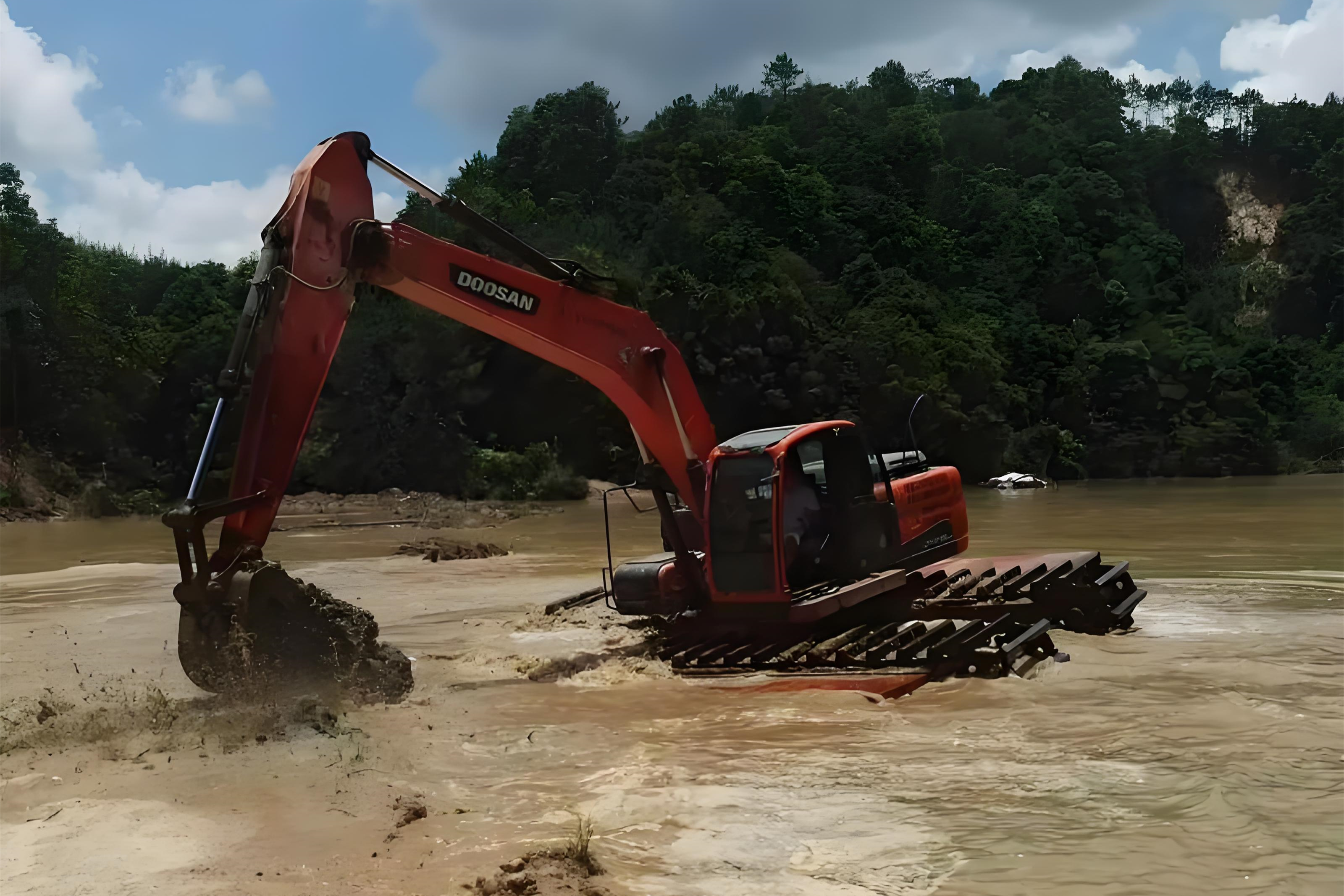 浙江杭州挖機清淤施工隊-沼澤地清淤需要先排水嗎？